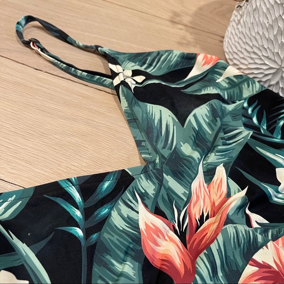 Ripcurl tropical one piece swimsuit - Picture 5 of 6